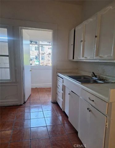 1943 Estrella Avenue, Los Angeles, CA 90007
