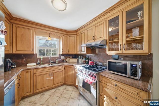 36 Marjorie Terrace, Englewood Cliffs, NJ 07632