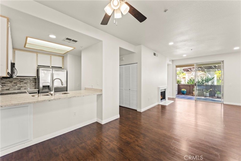 Image 3 of property listing at 2960 Champion Way 1304, Tustin, CA 92782