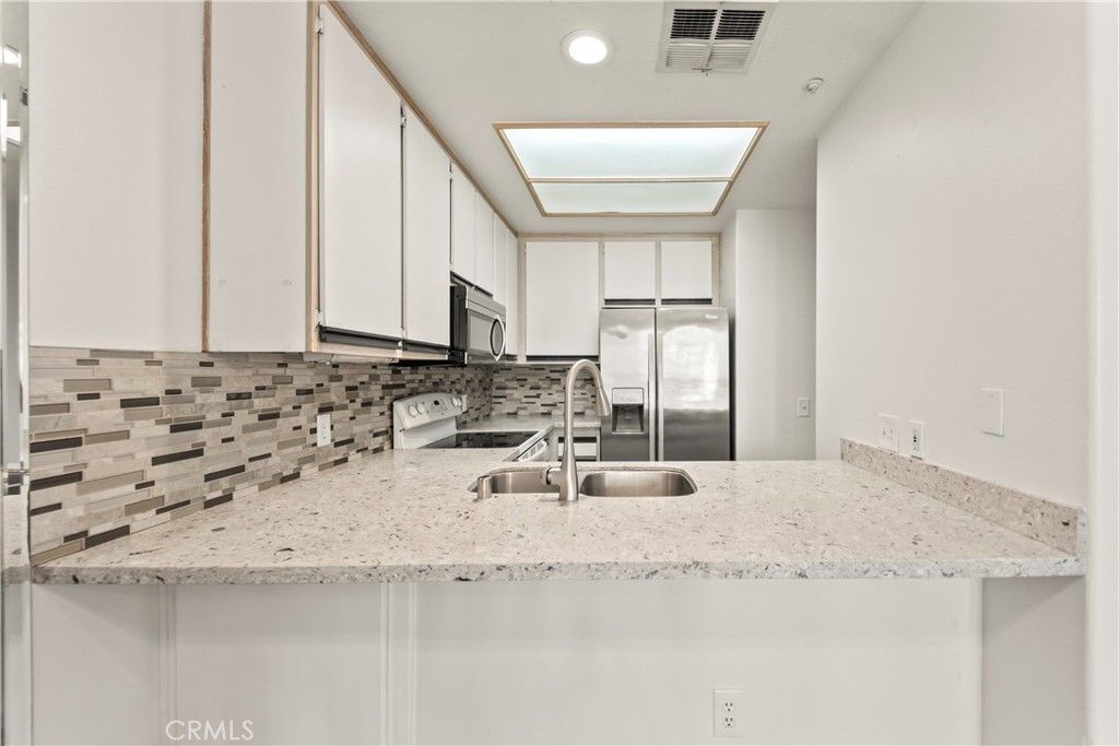 Image 6 of property listing at 2960 Champion Way 1304, Tustin, CA 92782