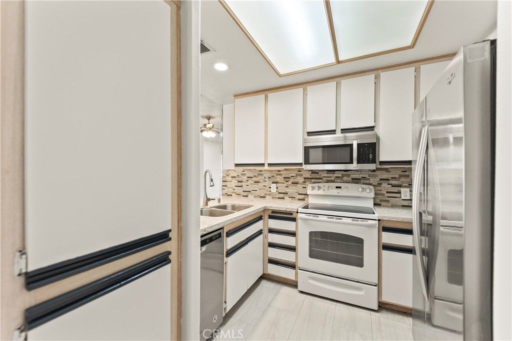 Image 7 of property listing at 2960 Champion Way 1304, Tustin, CA 92782