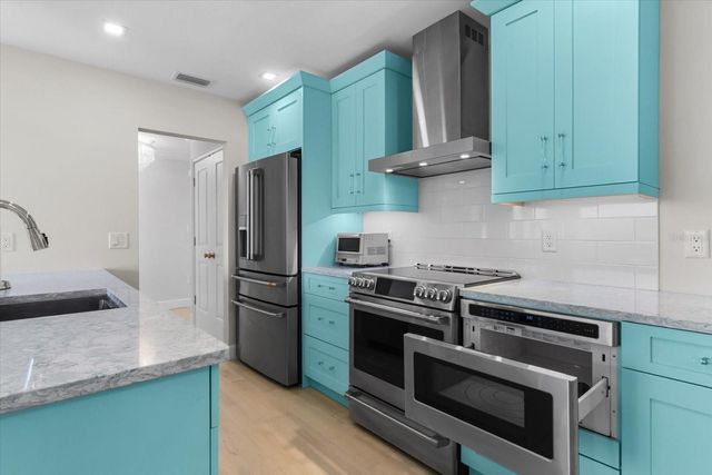 174 GOLDEN GATE POINT 32, Sarasota, FL 34236