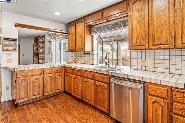 4095 Robin Ln, Castro Valley, CA 94546