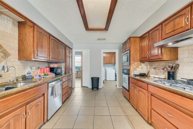 1301 Ranch Valley Drive, Desoto, TX 75115