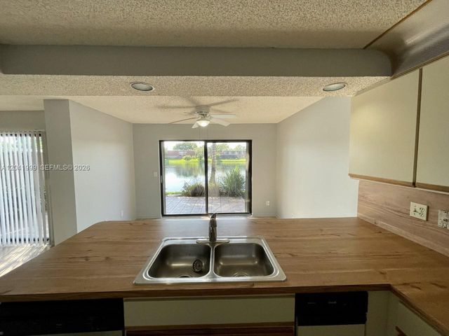 11894 SW 12th Place 11894, Davie, FL 33325