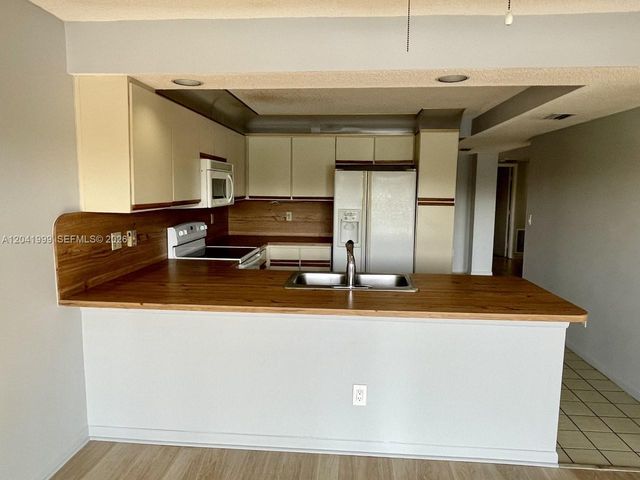 11894 SW 12th Place 11894, Davie, FL 33325