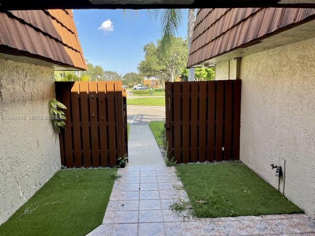 11894 SW 12th Place 11894, Davie, FL 33325