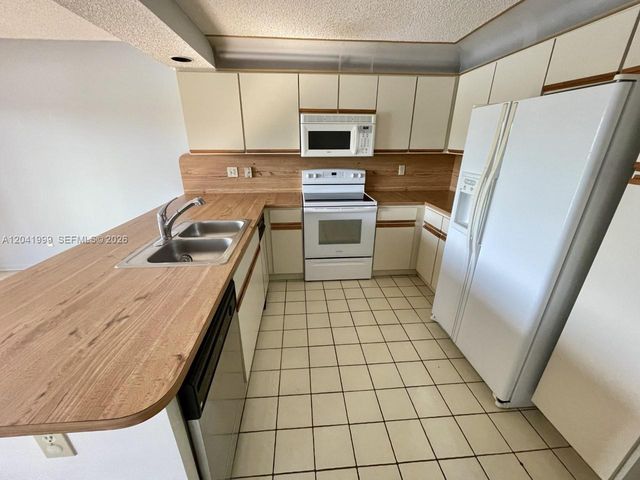 11894 SW 12th Place 11894, Davie, FL 33325