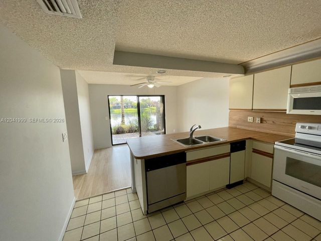 11894 SW 12th Place 11894, Davie, FL 33325