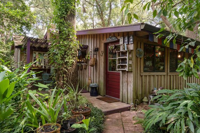 250 W West Lake Drive, Hawthorne, FL 32640