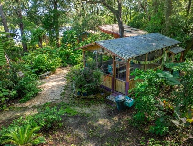 250 W West Lake Drive, Hawthorne, FL 32640
