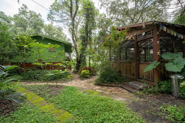 250 W West Lake Drive, Hawthorne, FL 32640