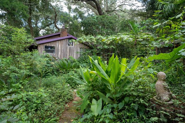 250 W West Lake Drive, Hawthorne, FL 32640