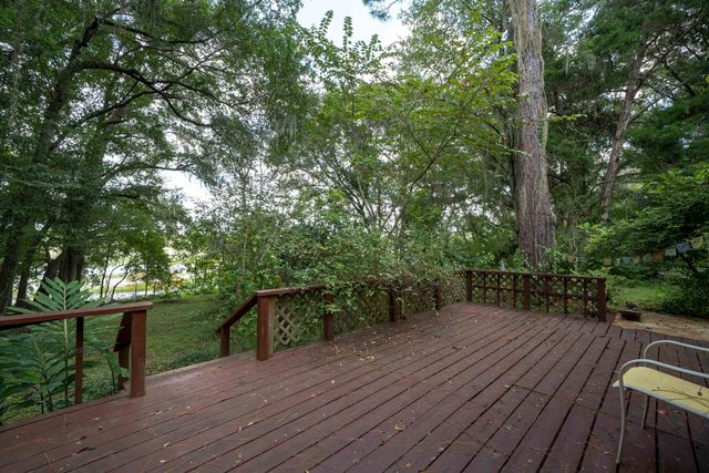 250 W West Lake Drive, Hawthorne, FL 32640