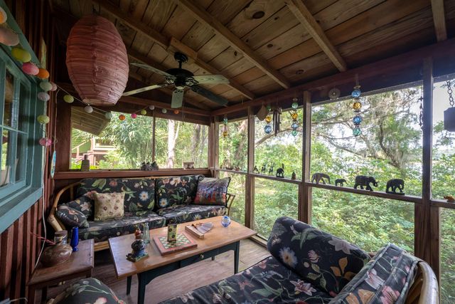 250 W West Lake Drive, Hawthorne, FL 32640