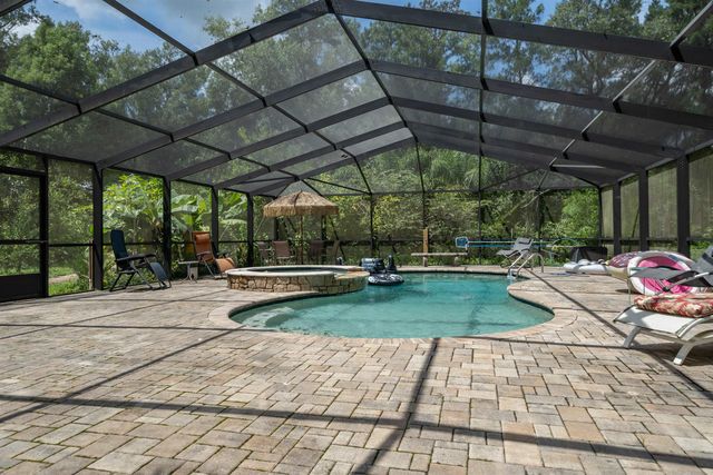 250 W West Lake Drive, Hawthorne, FL 32640