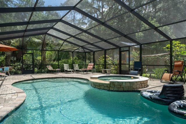 250 W West Lake Drive, Hawthorne, FL 32640