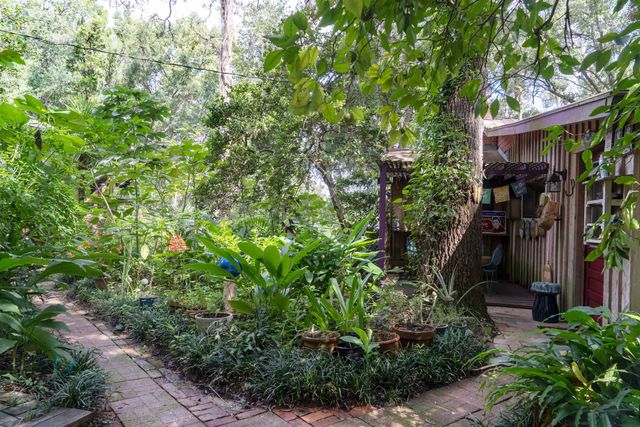 250 W West Lake Drive, Hawthorne, FL 32640