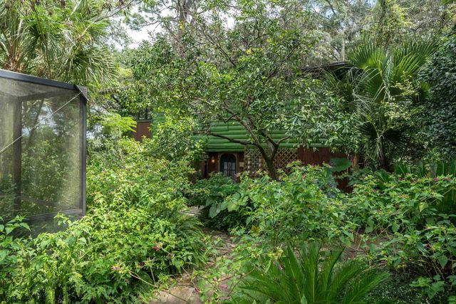 250 W West Lake Drive, Hawthorne, FL 32640