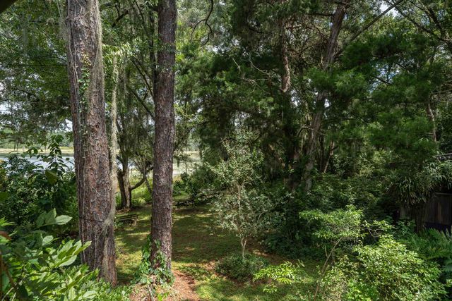 250 W West Lake Drive, Hawthorne, FL 32640