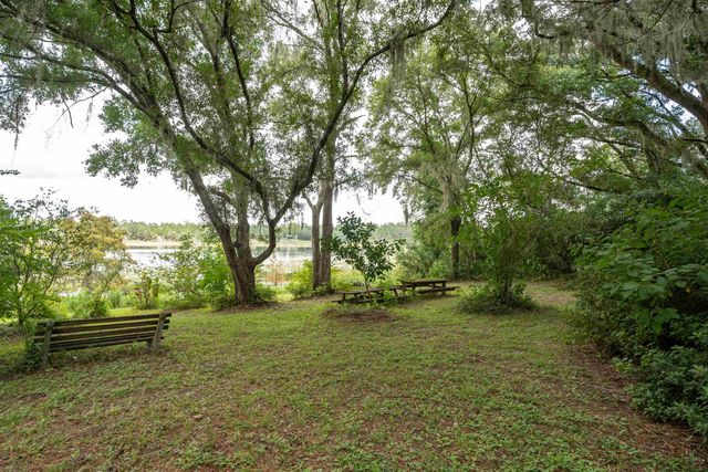 250 W West Lake Drive, Hawthorne, FL 32640