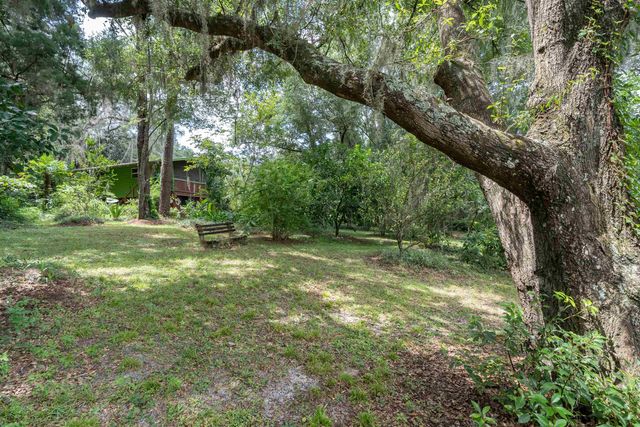 250 W West Lake Drive, Hawthorne, FL 32640