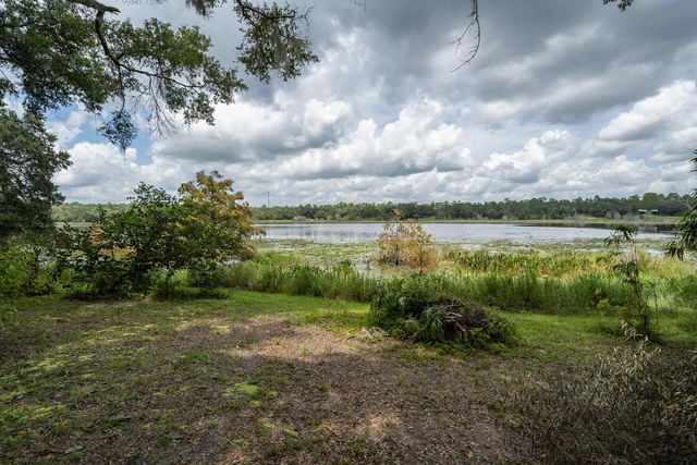 250 W West Lake Drive, Hawthorne, FL 32640