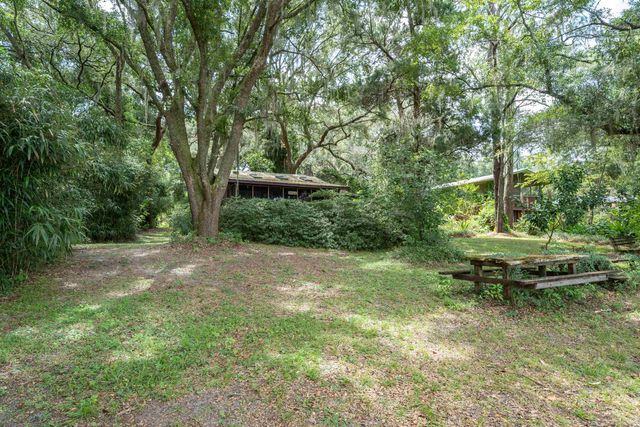 250 W West Lake Drive, Hawthorne, FL 32640