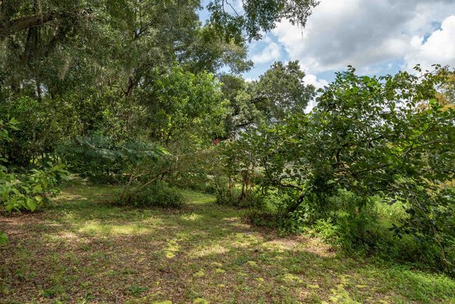 250 W West Lake Drive, Hawthorne, FL 32640