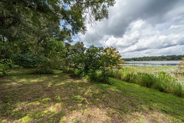 250 W West Lake Drive, Hawthorne, FL 32640