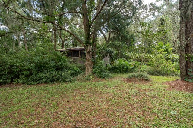 250 W West Lake Drive, Hawthorne, FL 32640