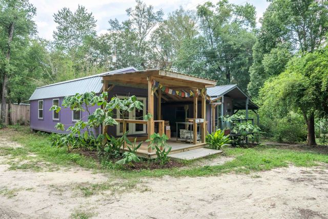 250 W West Lake Drive, Hawthorne, FL 32640