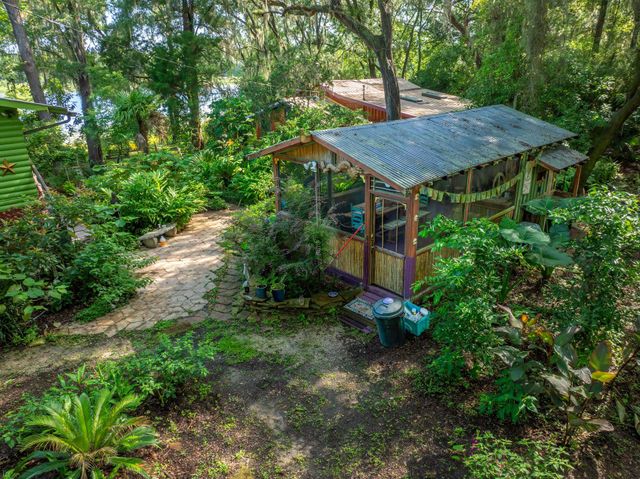 250 W West Lake Drive, Hawthorne, FL 32640