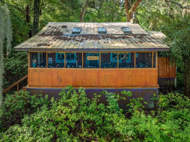 250 W West Lake Drive, Hawthorne, FL 32640