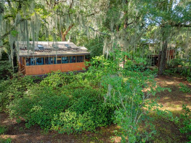 250 W West Lake Drive, Hawthorne, FL 32640