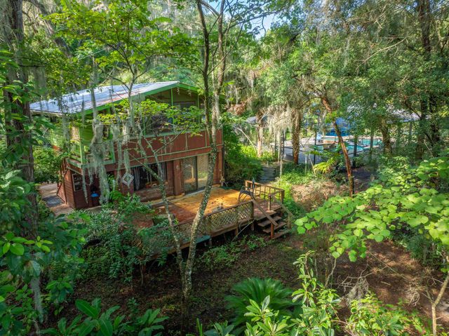 250 W West Lake Drive, Hawthorne, FL 32640