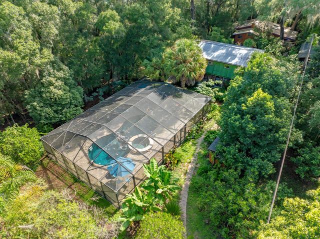 250 W West Lake Drive, Hawthorne, FL 32640