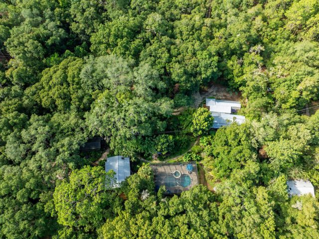 250 W West Lake Drive, Hawthorne, FL 32640