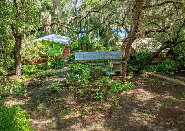 250 W West Lake Drive, Hawthorne, FL 32640
