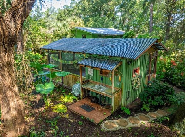 250 W West Lake Drive, Hawthorne, FL 32640