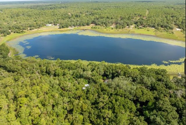 250 W West Lake Drive, Hawthorne, FL 32640