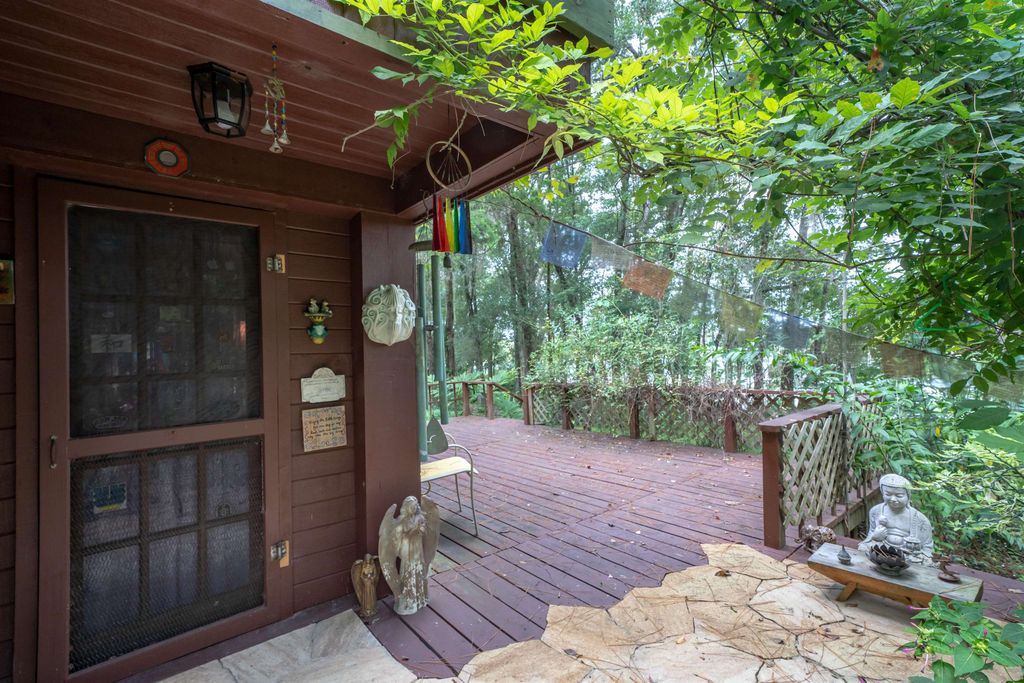 250 W West Lake Drive, Hawthorne, FL 32640