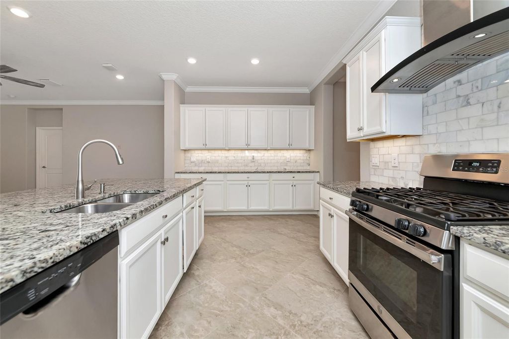 Image 13 of property listing at 10202 MARBELLA DRIVE, Bradenton, FL 34211