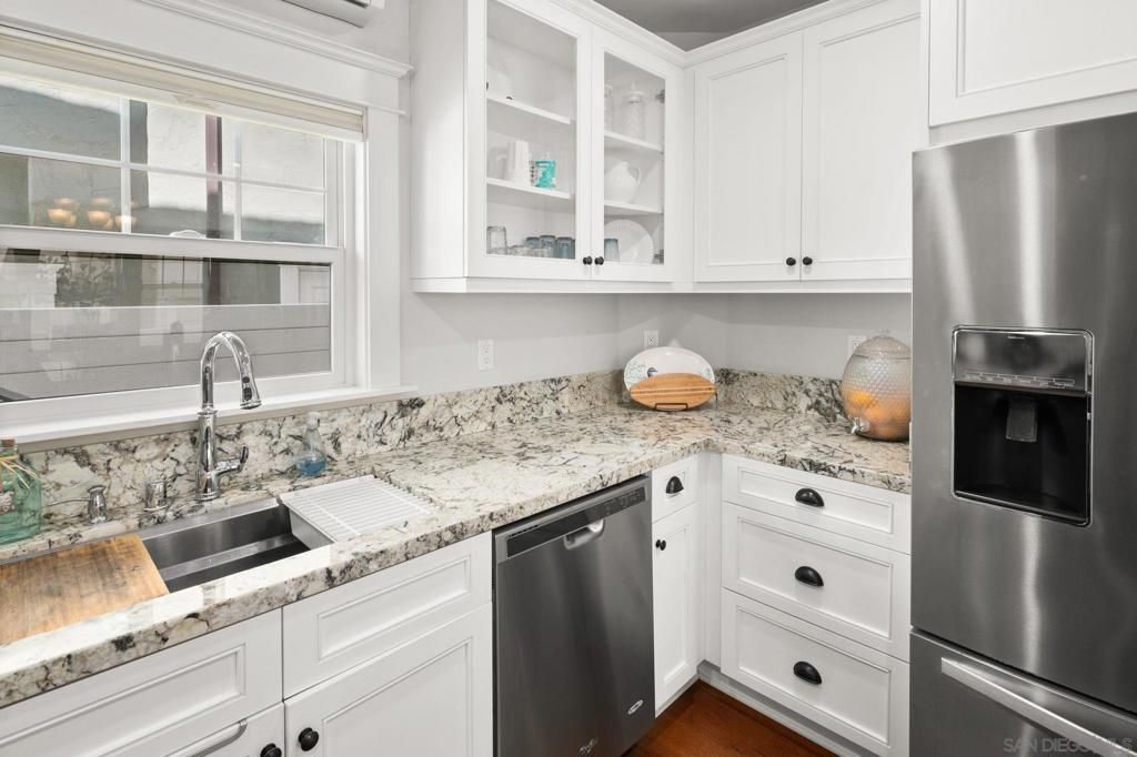 Image 10 of property listing at 814 F Avenue, Coronado, CA 92118