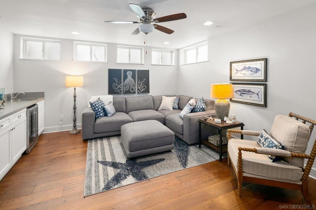 Image 12 of property listing at 814 F Avenue, Coronado, CA 92118