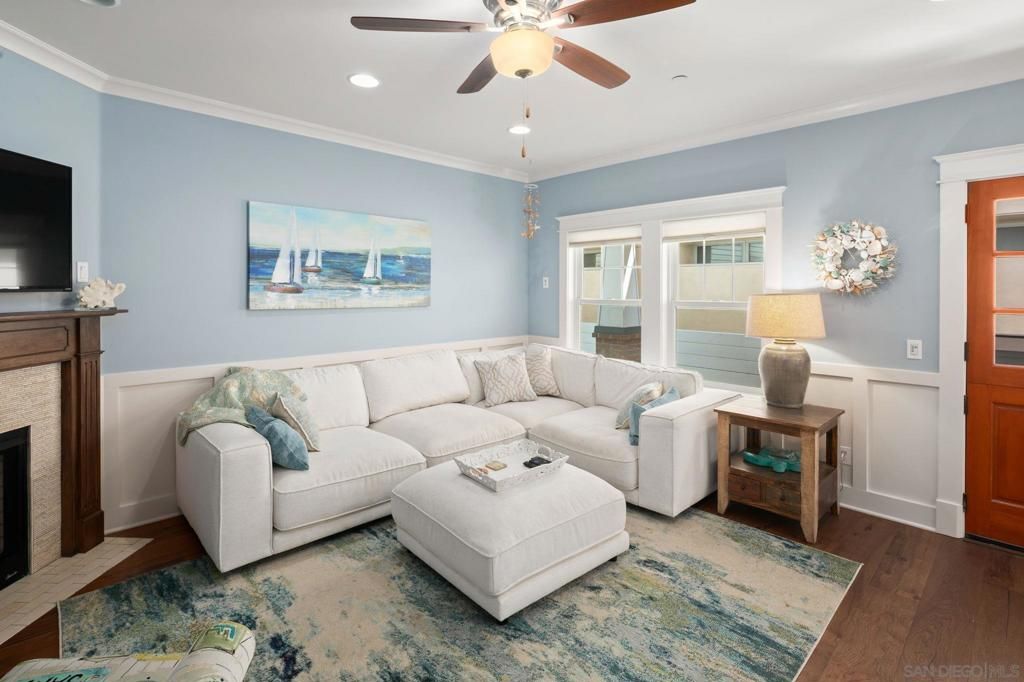 Image 5 of property listing at 814 F Avenue, Coronado, CA 92118