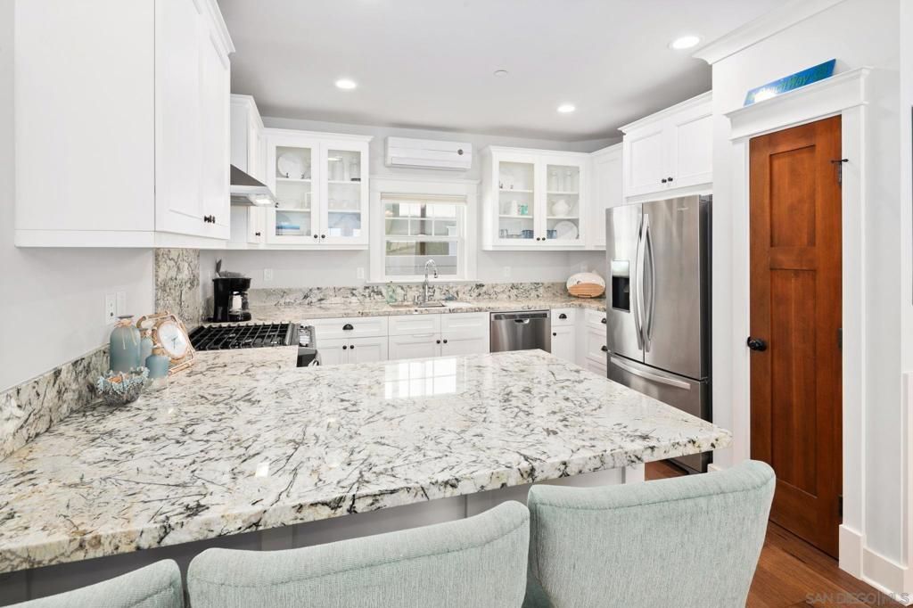 Image 7 of property listing at 814 F Avenue, Coronado, CA 92118