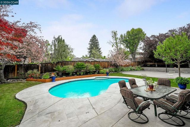 11 Ambleside Ct, Danville, CA 94526