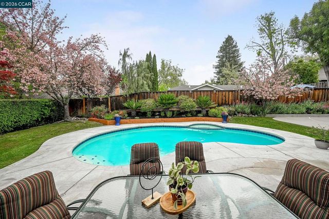 11 Ambleside Ct, Danville, CA 94526