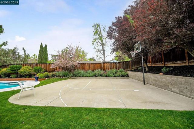 11 Ambleside Ct, Danville, CA 94526